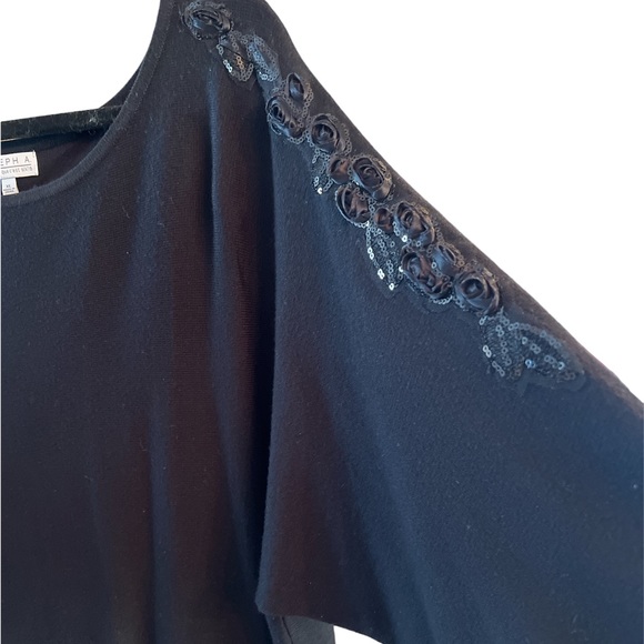 Joseph A lightweight sweater knit embellished shoulder: rosettes & sequins XL - Picture 4 of 17